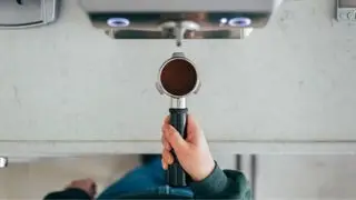 Kompletný portafilter z vtáčej perspektívy pred použitím v kávovare