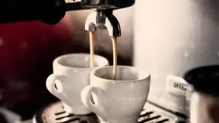 Espresso kávovar, ktorý plní dve šálky kávy espressom