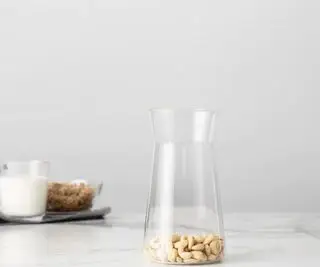 Carafe à lait de vache aux amandes