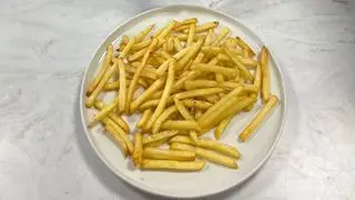 Nettoyer une friteuse à air en plusieurs parties à l'aide d'une éponge et de l'eau savonneuse