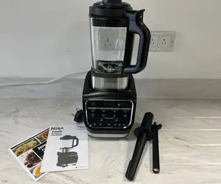 Ingredience proteinového smoothie připraveného ke smíchání v mixéru Ninja Foodi Cold & Hot Blender