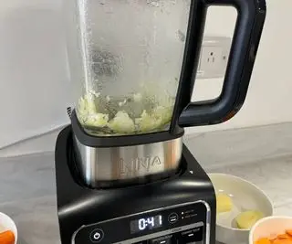 Vaření polévky v mixéru Ninja Foodi Cold & Hot