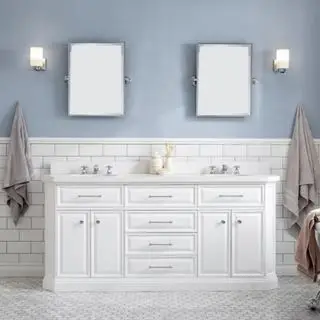 Water Creation Palace Vanity mot en vegg.