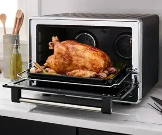 Pečené kura v kuchynskej linke KitchenAid so vzduchovou fritézou.