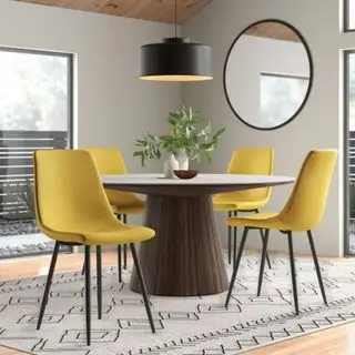 Quatre chaises d'appoint Wayfair Tapscott autour d'une table.