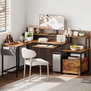 Bureau Wayfair Lakela avec bibelots sur le dessus dans un espace de travail blanc.