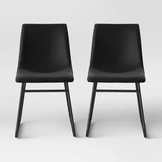Ciblez les chaises de salle à manger en simili cuir Bowden sur un fond blanc.