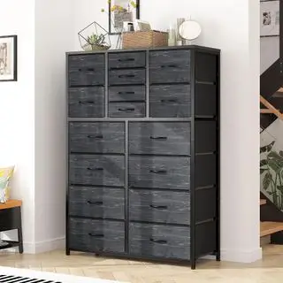 Commode Walmart EnHomee contre un mur blanc.