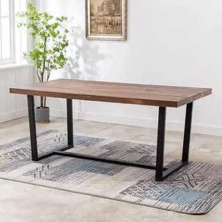 Table à manger en bois massif Walmart contre un mur blanc.