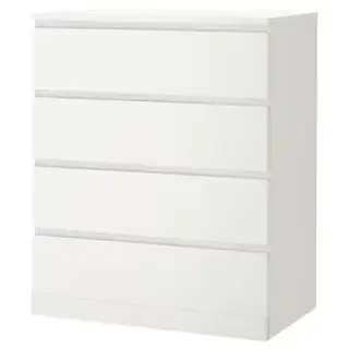 Commode IKEA Malm sur fond blanc.