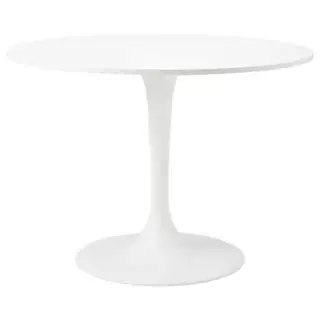 Table à manger IKEA Docksta sur fond blanc.