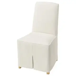 Chaise de salle à manger IKEA Bergmund sur fond blanc.