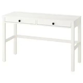 Bureau IKEA Hemnes sur fond blanc.
