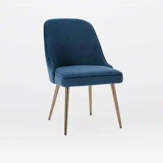 Chaise de salle à manger rembourrée West Elm sur fond blanc.