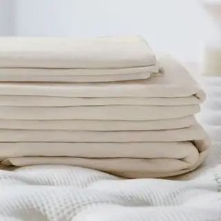Najlepšie posteľné obliečky zložené na obrázku v neutrálnej farbe