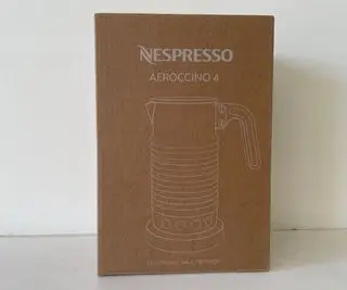 Mlieko Nespresso Aeroccino vedľa instantného mlieka
