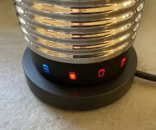 Nespresso Aeroccino 4 sa napeňuje horúce mlieko