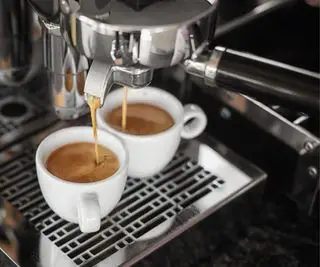 Una macchina per caffè espresso che eroga una doppia dose di caffè espresso
