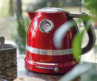 Bollitore KitchenAid Pro Line all'esterno, su un tavolo