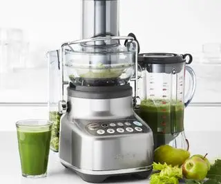Breville The Bluicer sobre una encimera haciendo jugo verde