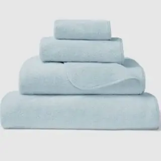 Handtücher aus der Riley Spa Collection vor weißem Hintergrund.
