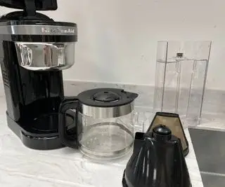 Una caraffa di caffè della macchina per caffè americano KitchenAid
