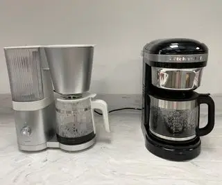 Macchina per caffè americano KitchenAid accanto al macinacaffè KitchenAid