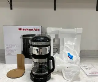 Macchina per caffè americano KitchenAid sul piano di lavoro
