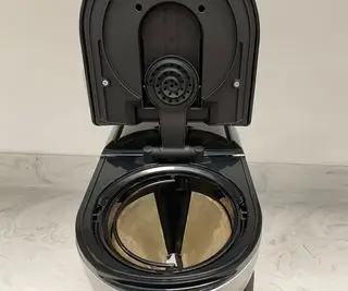 Macchina per il caffè americano KitchenAid sul piano di lavoro