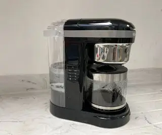 Macchina per caffè americano KitchenAid: caffè in una tazza sul piano di lavoro