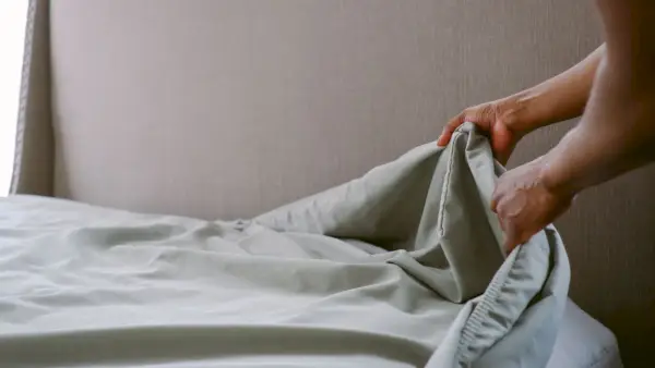 Dieser 10-Dollar-Bettwäschekauf hat meine unruhigen Nächte geheilt – und sorgt außerdem dafür, dass mein Bett ordentlicher aussieht