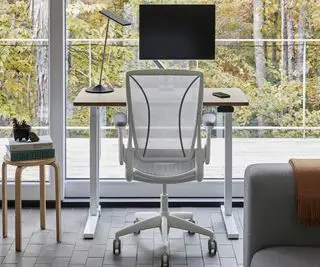 Ergonomická kancelářská židle v lehké domácí kanceláři