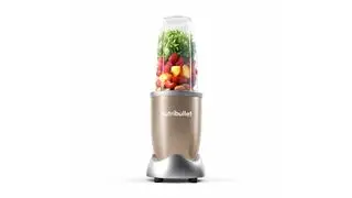 Um liquidificador Nutribullet Pro 900 em um fundo branco