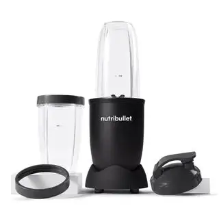 Um liquidificador Nutribullet Pro 900 com suas xícaras em um fundo branco