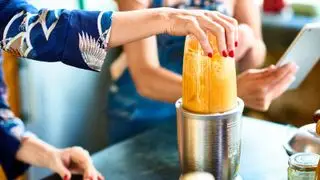 uma mulher se misturando na superfície da cozinha