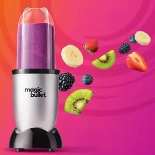 Un frullatore Magic Bullet con frutta