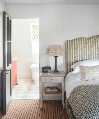 Quarto cinza com cabeceira listrada
