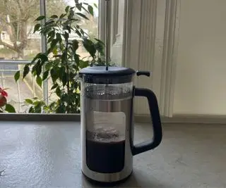 OXO French Press på benkeplaten med full karaffel