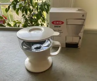 OXO Brew Pour-Over på benkeplaten med OXO Brew Pour-Over-boksen i bakgrunnen