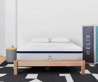 Helix Midnight Hybrid Madras ved siden af ​​en Helix leveringsboks.