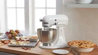 KitchenAid klasický stojanový mixér vedle jablečného koláče
