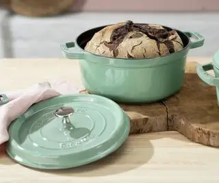 Imagen de la olla Staub de hierro fundido utilizada para hornear pan.