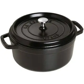 Staub Cocotte sobre un fondo blanco.