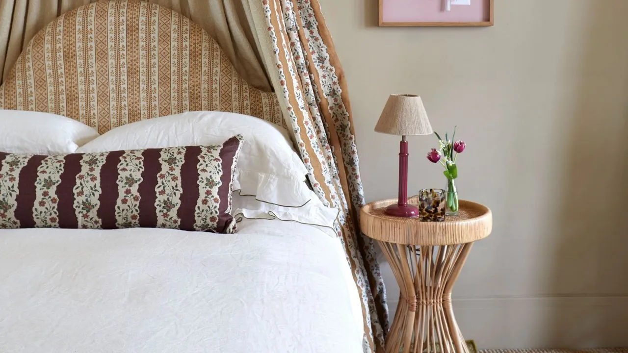 중성적인 패턴의 침실 내부 조각 천연 섬유 사이드 테이블 위에 자리잡은 래커 처리된 옥색 베이스에 질감이 있는 전등갓 세트' loading='lazy' title=