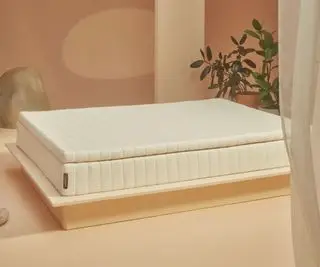 Un colchón Earthfoam sobre una cama con plataforma baja