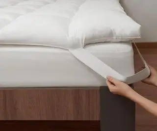 Cubrecolchón Coop en una cama.