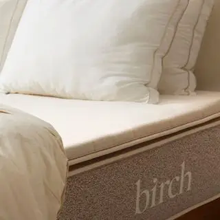 Cubrecolchón orgánico de felpa de abedul sobre una cama.