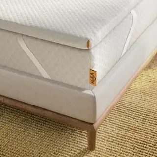 Esquina de un cubrecolchón Nolah sobre una cama.