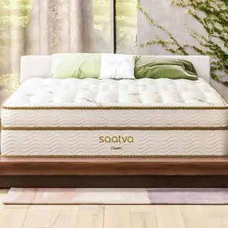 침실에 있는 Saatva 클래식 매트리스.