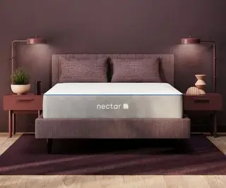 침실 침대 위에 Nectar 하이브리드 매트리스가 놓여 있습니다.